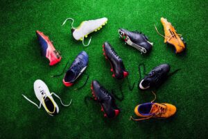 Qual dos seguintes jogadores de futebol calça a maior chuteira?