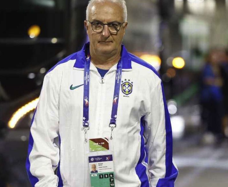 Dorival Junior com Agasalho do Brasil